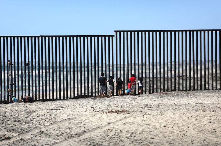 Những người Mexico nhìn sang phía bên kia lãnh thổ nước bạn qua hàng rào “kín cổng cao tường” giữa  biên giới Mỹ-Mexico ở địa phận Tijuana, Mexico hôm 1/5/2016.